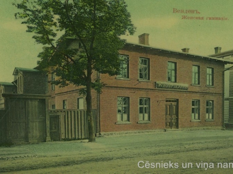 K. Apkalnes sieviešu ģimnāzijas ēka Cēsīs, Raunas ielā 7, ap 1910. gadu. - CM 63250