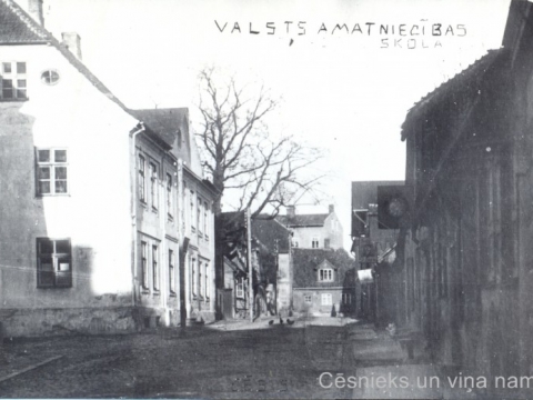 Cēsis, Lielā Skolas iela ap 1920. - 1925. gadu. Ielas galā ēka, kuru nojauca un ielu pagarināja līdz Vienības laukumam 1930. gadu beigās. - CM 115625