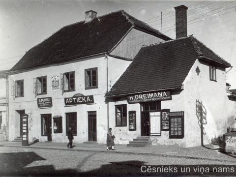 Foto labajā malā redzams mūris, uz kura uzrakstīts "kolonial", t.i., ka tur atrodas P. Kazaka kolonialpreču veikals, 20. gs. 30. gadu beigas; CM 46467