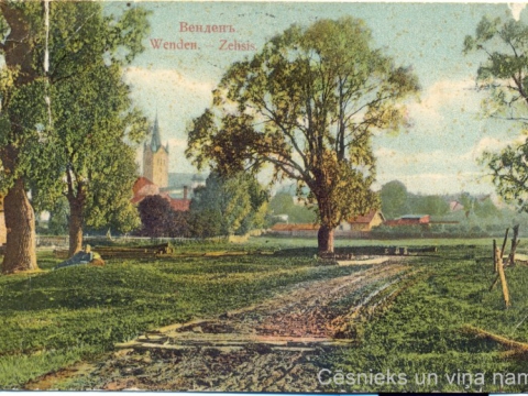 Cēsu apkārtne, domājams, pie tagadējās Ķiršu ielas. Pastkarti izdevusi E. Poruka ap 1907. - 1910. gadu