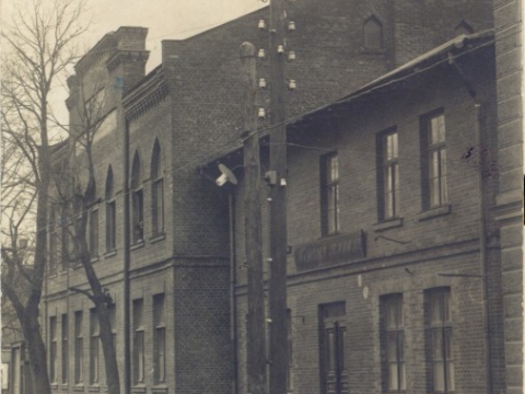 K. Apkalnes sieviešu ģimnāzijas ēka Raunas ielā 7. Divstāvu korpusu uzcēla 1911. gadā. Foto ap 1911. - 1914. gadu. - CM 29304