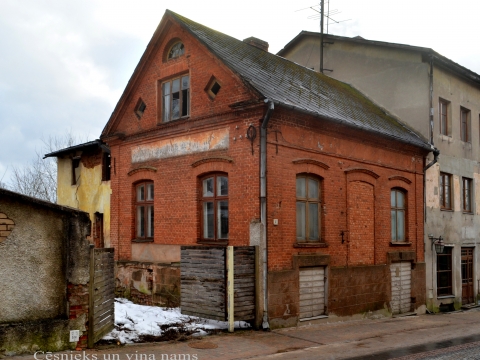 Nams Cēsīs, Rīgas ielā 41. Uz gala fasādes saglabājies uzraksts, kur salasāmi pirmie divi vārdi "Gatavas mehbeles...". Diemžēl, neizdevās iegūt vairāk informācijas.Foto Raitis Jelevičs, 2024.g. februārī.