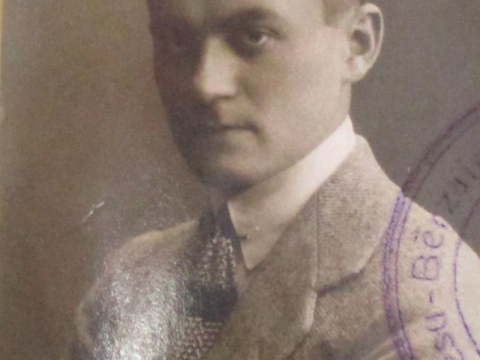 Jānis Vīstucis (1903-1927), Cēsu kauju dalībnieks; foto uz iesnieguma Latvijas Universitātes rektoram par uzņemšanu mehānikas fakultātē 1923. gadā.