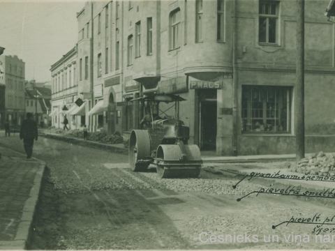 Rīgas ielas remonts pie 4. nama, fonā P. Mača veikala izkārtne, 20. gs. 30. gadu sākums; CM 13755