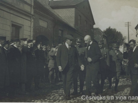 Ministru prezidents un cēsnieki Rīgas ielā Cēsīs 1919. g. rudenī. Fonā - ēka Rīgas ielā 4; CM 63479