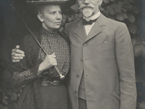 Fotogrāfs Kārlis Andersons ar sievu Natāliju. Nezināma autora fotogrāfija Cēsīs ap 1906. - 1909. gadu. CM 110897