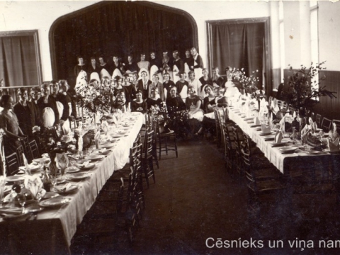 B. Ērgles - Peičas mājturības kursu dalībnieces demonstrē savas prasmes - viesību galda saklāšana telpā Rīgas ielā 4, ap 1925. - 1930.g., P. Paukšēna foto; CM 83457