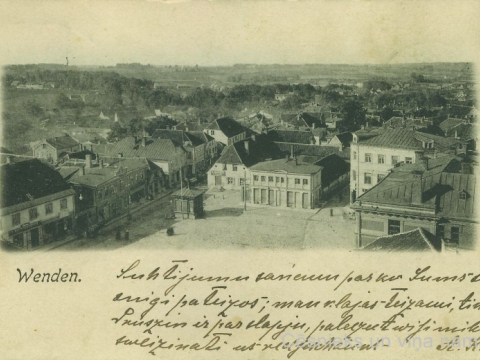 Pastkarte nosūtīta Kopmanes kundzei no Cēsīm uz Rīgu 1904.g. 17. augustā. Vēstulītē rakstīts:" Sutijumu saņēmu par ko Jums sirsnigi pateicos; man klajas teicami, tikai drusciņ ir par slapju, palieciet visi mīļi sveicinati uzredzešanos