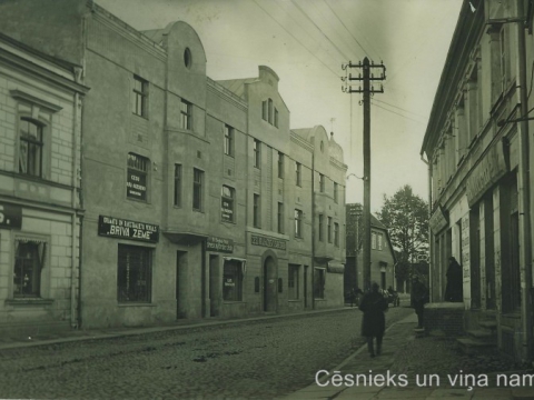 Grāmatu un rakstāmlietu veikala "Brīvā zeme", B. Ērgles -Peičas mājturības skolas un kafejnīcas izkārtnes pie nama Rīgas ielā 4, 20. gs. 20. gadu beigas; CM 16227
