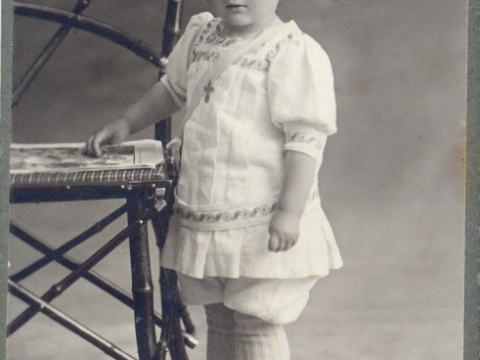 "Mazais cēsnieks", fotogrāfa G. Matīsa uzņēmums ap 1912.- 1914. gadu, tā sauktais "visit portrait" -vizītkartes formāts (10,5x6,5 cm); CM 17437