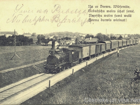 Vilciens uz Cēsu panorāmas fona, 20. gs. sākums. Pastkarte adresēta H. Missiņ jkdzei, nav nosūtīta pa pastu; CM 72490