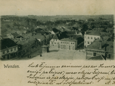 Skats uz divstāvu namu Cēsīs, Rīgas ielā 27 ap 1900. gadu. Fotogrāfs un izdevējs L. Borevics. CM 54000.