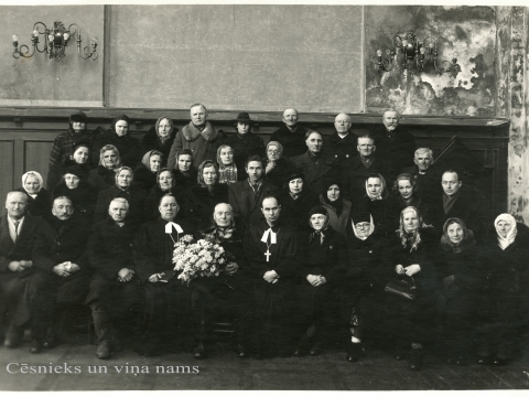 Voldemāra Bērsons, Cēsu Sv. Jāņa draudzes ērģelnieks, 90 gadu jubilejā kopā ar draudzes locekļiem un mācītāju Kārli Rubeni (1910-1992) 1955. gadā. Autors nezināms. Cēsu muzeja inv. nr. CM 122340.