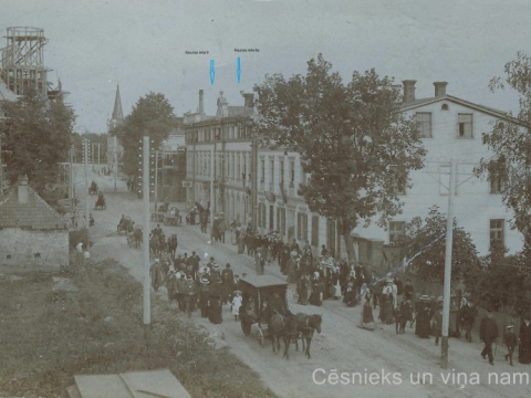 Cēsis, Raunas iela - norādīti nami ar pašreizējām adresēm Raunas ielā 9 un 9a. Foto redzama dzejnieka J. Poruka zārka pārvešana no Cēsu dzelzceļa stacijas uz baznīcu bēru ceremonijai un apbedīšanai Lauciņu kapos 1911. gada jūlijā.