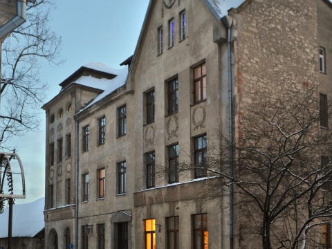 Trīsstāvu nams ar jumta izbūvēm Cēsīs, L. Kalēju ielā 3, uzbūvēts īpašnieka galdnieka Mārtiņa Ciņa laikā 1911. - 1912. gadā. R. Jeleviča foto 2024.g.
