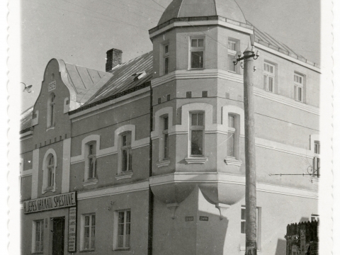 Rudolfa Jēpes uzceltā ēka Cēsīs, L. Katrīnas ielā 9 ar gada skaitli zelminī „1925”. Foto autors nezināms, 1930.gadi. Cēsu muzeja inv. nr. CM 115607