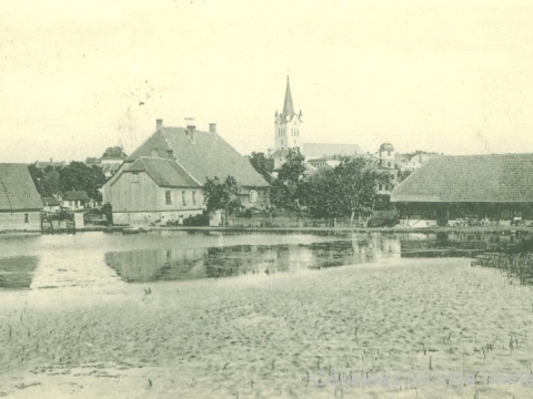 Dubinskas dīķis un dzirnavas, fonā Cēsu Sv. Jāņa baznīca, 20. gs. sākums