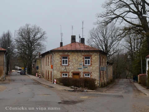Nams Bērzaines ielā 10, kas no 1890.gada līdz 1939. gadam piederēja Miķeļa Klūges ģimenei, kur savu jaunību pavadīja vēlākais Lāčplēša kara ordeņa kavalieris Euduards Klūge. Foto Raitis Jelevičs 2024.g. februārī. Foto Raitis Jelevics