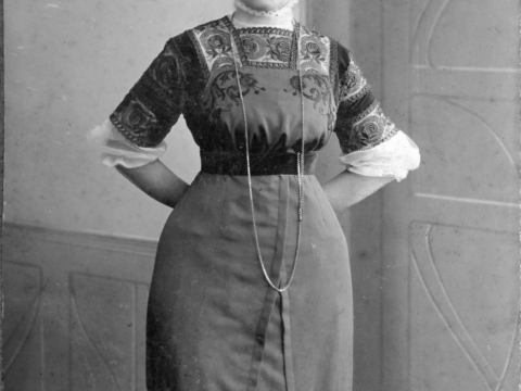 Hermīne Dance (1872-?), būvuzņēmēja Pētera Pētersona (1831-1900) meita, nama Cēsīs, Rīgas ielā īpašniece no 1911. līdz 1930. gadam. Fotogrāfija no albuma CM 47268