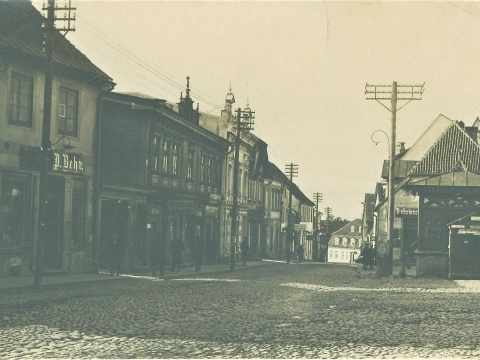 Nams Cēsīs, Rīgas ielā 27 ar dekoratīvu jumta zelmini. Nezināms fotogrāfs. 1930. gadi. CM 63349.