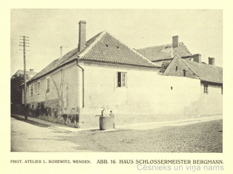 Atslēdznieka Bergmaņa māja Vaļņu un Kases ielu stūrī 20. gs. sākumā; attēls grāmatā "Jahrbuch der Bildenden Kunst " [Riga], 1913.