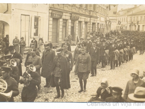 Cēsis, gājiens pie Rīgas ielas 14. nama, atzīmējot Cēsu kauju uzvaras 10. gadadienu 1929. gada 22. jūnijā. - CM 72617