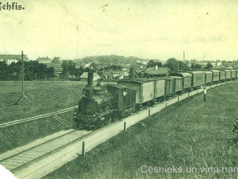 Vilciens ceļā no Cēsīm uz Rīgu, fonā - Cēsu panorāma, 20. gs. sākums