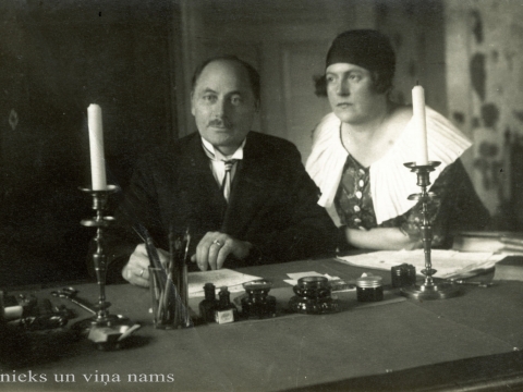 Miertiesnesis, Cēsu Sv. Jāņa baznīcas ērģelnieks Voldemārs Bērsons (1865-1956) ar meitu Aldonu darba kabinetā 1920. gados. Autors nezināms. Cēsu muzeja inv. nr. CM 109264.