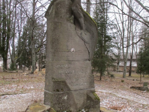 Kapa piemineklis lidotājam Jānim Vīstucim (1903-1927) Cēsīs, Lejas kapos. Abpus piemineklim bijušas iestādītas mazas eglītes, kas, izaugušas lielas, aizsedza pieminekli, bojāja tā pamatni. Tāpēc egles nozāģētas. Foto D. Cepurīte 2019. ga