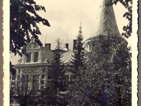 Cēsis, viesnīca "Gauja" Raunas ielā 1; uzraksts "Latvijas Banka" vietā redzams uzraksts "Viesnīca", 1936. - 1939.g., R. Sīmaņa foto