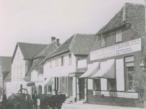 Foto - provizora A. Bergmaņa nams un veikals Rīgas ielā 32, ēkas Rīgas ielā 34 un Rīgas ielā 36;CMzp 22594