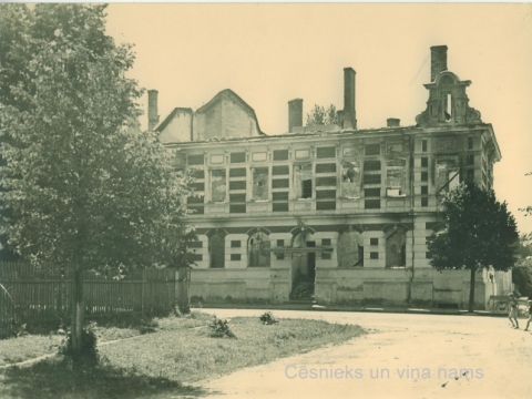Cēsis, sagrautā ēka Raunas ielā 1. Iespējams, tā fotografēta laikā no 1944. gada septembra līdz 1948. gadam, kad tai veica kapitālo remontu.