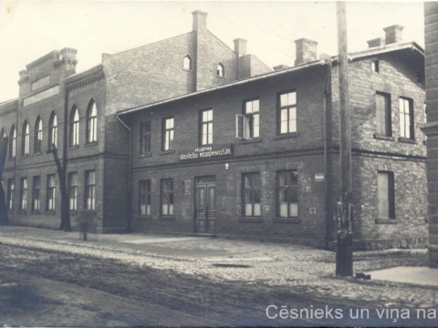 Cēsu pilsētas sieviešu neoģimnāzijas ēkas Cēsīs, Raunas ielā 7 ap 1922. - 1923. gadu. P. Paukšēna foto - CM 46377