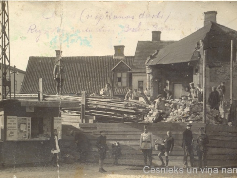 Ēkas nojaukšanas darbi Rīgas ielā 1 ap 1928. gadu; CM 52944