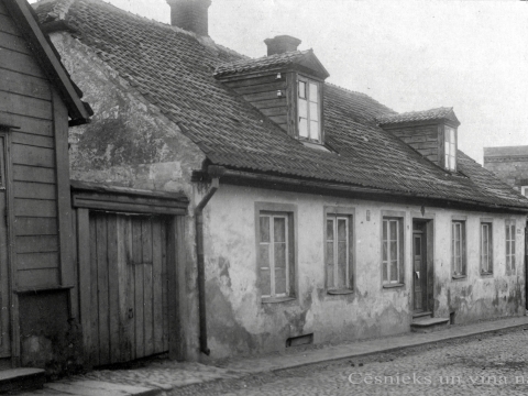 Vienstāva dzīvojamā ēka Cēsīs, L. Katrīnas ielā 9, ko 1910. gadā nopirka Veismaņu muižā dzīvojošais Gotlībs fon Blankenhagens. Foto autors nezināms, 1920. gadu sākums. Cēsu muzeja inv. nr. CM 115656