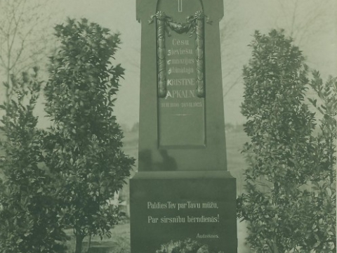 Kapa piemineklis Cēsu sieviešu ģimnāzijas dibinātājai Kristīnei Apkalnei, Cēsīs, Lejas kapsētā. Foto 1929.g. - CM 22465