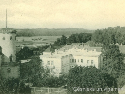 Skats uz Jaunās pils Lademahera torni un ēkas aizmugures fasādi Pils ielā 7. Abas ēkas 20. gs. sākumā piederēja grāfam Emanuelam Zīversam
