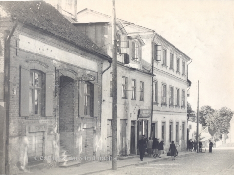Nams Cēsīs, Rīgas ielā 41. Pie durvju ailas saglabājies veikala izkārtnes turētājs.1960. gadu beigas. Autors nezināms. Cēsu muzeja inv. nr. CM 114882