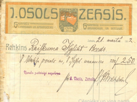 J. Ozola grāmatu uzņēmuma rēķins, izdots 1912. gadā. Uzņēmuma logo uz rēķina izveidots, lai saglabātu J. Ozola piemiņu;  CM 30783