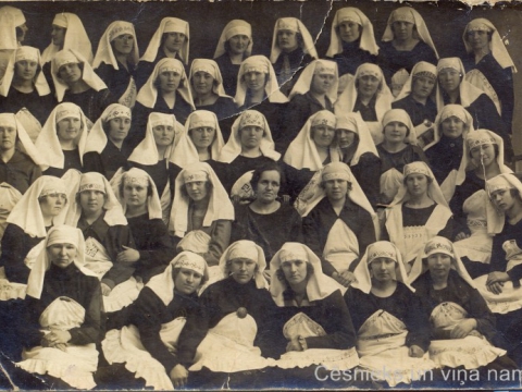 Mājturības kursu dalībnieces, vidū - kursu vadītāja Berta Ērgle-Peiča, ap 1925. - 30.g., P. Paukšēna foto; CM 93311