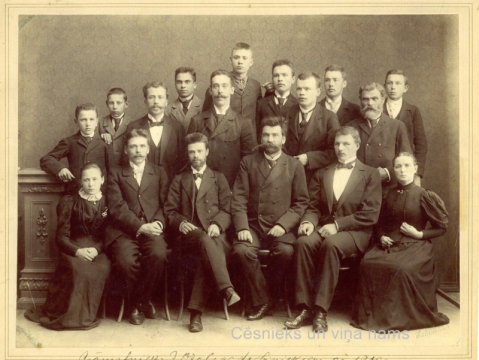 Grāmatnieks J. Ozols ar darbiniekiem, kuri strādāja Rīgas ielā 5, ap 1900.gadu. K. Andersona foto; CM 2479