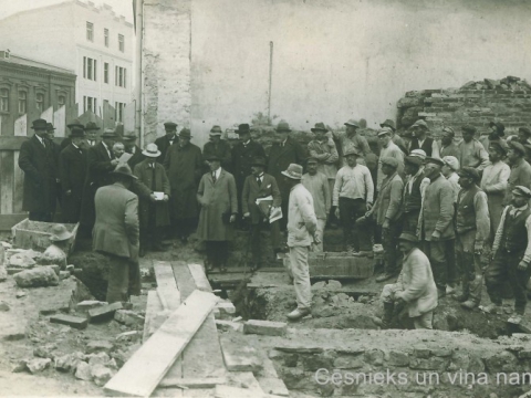 Simboliska pamatakmens likšanas ceremonija namam Rīgas ielā 4, ap 1924.g.; CM 16756