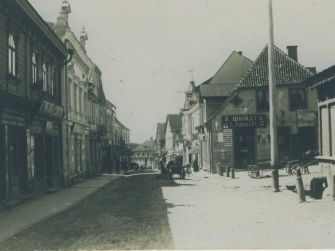 Cēsis, Rīgas iela pie Tirgus laukuma 20. gs. sākumā. (CM 63348) No šī foto 1918. gadā iespiesta pastkarte