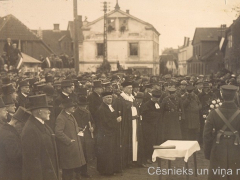 Cēsis, Uzvaras pieminekļa atklāšanas dalībnieki un skats uz ēku Rīgas ielā 1, 1924. gada 16. novembrī