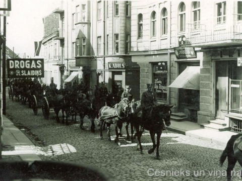 Latvijas armijas kareivji pie nama Rīgas ielā 18, 1934. gada 1. maijā