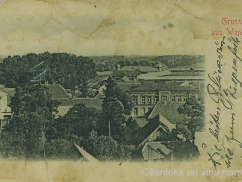 Cēsis, skats uz ēkām Pils ielā, uz Valmieras ceļu un izstāžu paviljonu torņiem, 20. gs. sākums
