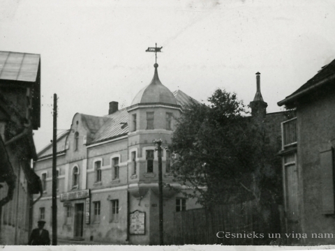 Skats uz ēku Cēsīs, L. Katrīnas ielā 9 ar vēja rādītāju, kur redzams gada skaitlis „1925”. Zentas Ozoliņas foto 1940. gadu sākumā. 