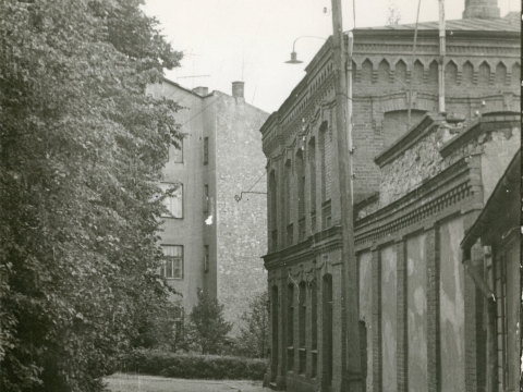 Nams Cēsīs, Lielajā Kalēju ielā 5a. Nezināma autora fotogrāfija 1960. gadu beigās. CM 122428