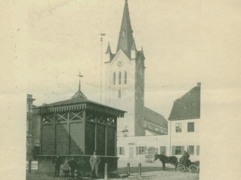 Cēsis, ūdens pumpja māja un Sv. Jāņa baznīca 20. gs. sākumā