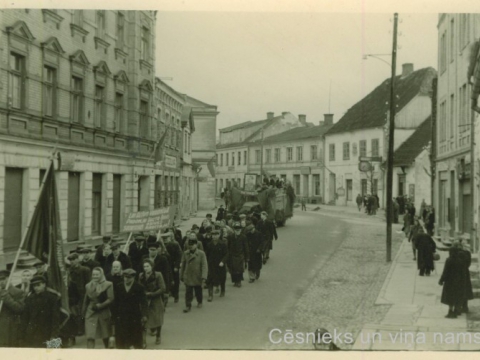 Ļaužu demonstrācija Rīgas ielā 1947.g. 1. maijā; CM zp 786